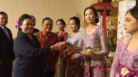 KEPALA SMK PGRI 5 Denpasar, Ni Ketut Nuka, menyerahkan penghargaan kepada siswa peraih nilai tertinggi saat pelepasan siswa kelas XII, Senin (8/5/2023). Foto: ist KEPALA SMK PGRI 5 Denpasar, Ni Ketut Nuka, menyerahkan penghargaan kepada siswa peraih nilai tertinggi saat pelepasan siswa kelas XII, Senin (8/5/2023). Foto: ist