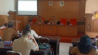 PLT Sekretaris Disdikpora Kota Denpasar, I Nyoman Suriawan, saat menyosialisasikan pelaksanaan PPDB tahun ajaran 2023/2024 pada perbekel dan lurah se-Kota Denpasar, Senin (29/5/2023). Foto: tra PLT Sekretaris Disdikpora Kota Denpasar, I Nyoman Suriawan, saat menyosialisasikan pelaksanaan PPDB tahun ajaran 2023/2024 pada perbekel dan lurah se-Kota Denpasar, Senin (29/5/2023). Foto: tra