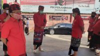 PARA kader PDIP berkumpul di DPD PDIP Bali saat akan pengumuman para calon kepala daerah yang diusung pada Pilkada 2020 silam. Situasi pencalegan PDIP mengalami turbulensi karena ada nama-nama tertentu dicoret tanpa alasan yang jelas. Foto: hen PARA kader PDIP berkumpul di DPD PDIP Bali saat akan pengumuman para calon kepala daerah yang diusung pada Pilkada 2020 silam. Situasi pencalegan PDIP mengalami turbulensi karena ada nama-nama tertentu dicoret tanpa alasan yang jelas. Foto: hen