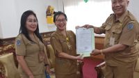 KADISDIKPORA Kota Denpasar, AA Gede Wiratama, menyerahkan SK Wali Kota Denpasar terkait penyegaran Kepala SMPN 5 Denpasar, Putu Eka Juliana Jaya, ke SMPN 16 Denpasar, Senin (15/5/2023). Foto: ist KADISDIKPORA Kota Denpasar, AA Gede Wiratama, menyerahkan SK Wali Kota Denpasar terkait penyegaran Kepala SMPN 5 Denpasar, Putu Eka Juliana Jaya, ke SMPN 16 Denpasar, Senin (15/5/2023). Foto: ist