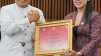 KEPALA Dinas Tenaga Kerja Gianyar, Ida Ayu Ketut Surya Adnyani Mahayastra, menerima penghargaan Paritrana Award, Selasa (9/5/2023). Foto: ist KEPALA Dinas Tenaga Kerja Gianyar, Ida Ayu Ketut Surya Adnyani Mahayastra, menerima penghargaan Paritrana Award, Selasa (9/5/2023). Foto: ist