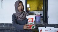LILIK Suryani, pemilik usaha dari brand Keripik Oyaku yang tergabung dalam Rumah BUMN (RB) Lombok Barat, saat menunjukkan produknya yang sudah dikirimkan ke berbagai daerah di Pulau Jawa dan Sumatera. Foto: ist LILIK Suryani, pemilik usaha dari brand Keripik Oyaku yang tergabung dalam Rumah BUMN (RB) Lombok Barat, saat menunjukkan produknya yang sudah dikirimkan ke berbagai daerah di Pulau Jawa dan Sumatera. Foto: ist