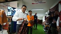 MENPAREKRAF Sandiaga Uno saat melihat produk UMKM binaan PLN saat KTT ASEAN di Labuhan Bajo, NTT. Foto: ist MENPAREKRAF Sandiaga Uno saat melihat produk UMKM binaan PLN saat KTT ASEAN di Labuhan Bajo, NTT. Foto: ist