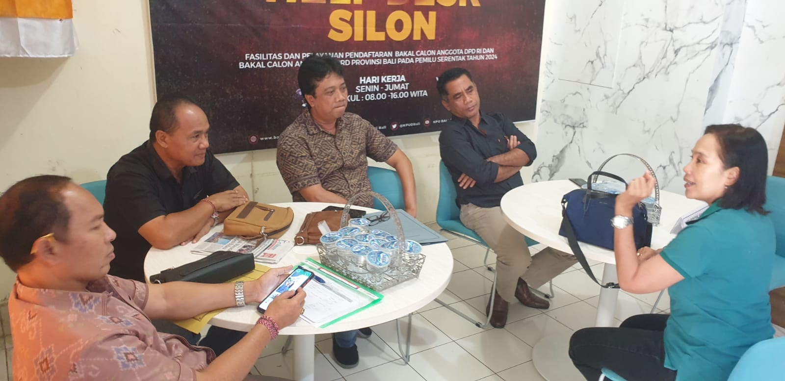 DISKUSI empat kader Partai Golkar dengan komisioner KPU Bali terkait kekhawatiran ganda pencalonan, Senin (22/5/2023). Foto: hen