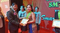 KEPALA SMK PGRI 4 Denpasar, I Ketut Suarya saat melepas siswa kelas XII, Selasa (16/5/2023). Foto: tra KEPALA SMK PGRI 4 Denpasar, I Ketut Suarya saat melepas siswa kelas XII, Selasa (16/5/2023). Foto: tra
