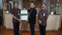BUPATI Karangasem, I Gede Dana, menyerahkan piagam penghargaan dari Ombudsman RI kepada unit penyelenggara pelayanan publik di lingkungan Pemkab Karangasem. Foto: ist BUPATI Karangasem, I Gede Dana, menyerahkan piagam penghargaan dari Ombudsman RI kepada unit penyelenggara pelayanan publik di lingkungan Pemkab Karangasem. Foto: ist