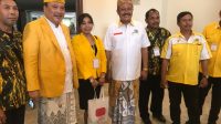 SUGAWA Korry (dua kiri) bersama Demer (empat kanan) foto bersama di sela-sela Musda Partai Golkar Bali di Prime Plaza Hotel Sanur, Februari 2020 silam. Foto: hen SUGAWA Korry (dua kiri) bersama Demer (empat kanan) foto bersama di sela-sela Musda Partai Golkar Bali di Prime Plaza Hotel Sanur, Februari 2020 silam. Foto: hen