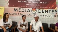 WAYAN Geredeg memberi keterangan ke media usai mendaftar di KPU Bali, Selasa (9/5/2023). Foto: hen WAYAN Geredeg memberi keterangan ke media usai mendaftar di KPU Bali, Selasa (9/5/2023). Foto: hen
