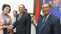 KEPALA SMK PGRI 6 Denpasar, I Wayan Sukarta, saat melepas siswa kelas XII, Rabu (17/5/2023). Foto: tra KEPALA SMK PGRI 6 Denpasar, I Wayan Sukarta, saat melepas siswa kelas XII, Rabu (17/5/2023). Foto: tra