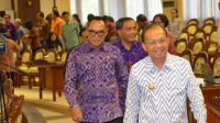 GUBERNUR Koster bersama Adi Wiryatama berjalan usai rapat paripurna DPRD Bali, Senin (5/6/2023). Foto: ist GUBERNUR Koster bersama Adi Wiryatama berjalan usai rapat paripurna DPRD Bali, Senin (5/6/2023). Foto: ist