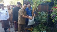 WAKIL Wali Kota Denpasar, Kadek Agus Arya Wibawa, melakukan penanaman pohon kelapa gading saat menghadiri puncak HUT ke-45 dan pelepasan siswa kelas IX SMP Widya Sakti Penatih, Senin (5/6/2023). Foto: tra WAKIL Wali Kota Denpasar, Kadek Agus Arya Wibawa, melakukan penanaman pohon kelapa gading saat menghadiri puncak HUT ke-45 dan pelepasan siswa kelas IX SMP Widya Sakti Penatih, Senin (5/6/2023). Foto: tra