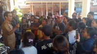 KABID Pembinaan SD Disdikpora Kota Denpasar, I Nyoman Suriawan, saat menerima puluhan ortu siswa yang menggeruduk kantor Disdikpora Kota Denpasar pada Senin (19/6/2023). Foto: tra KABID Pembinaan SD Disdikpora Kota Denpasar, I Nyoman Suriawan, saat menerima puluhan ortu siswa yang menggeruduk kantor Disdikpora Kota Denpasar pada Senin (19/6/2023). Foto: tra