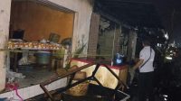 UPAYA pemadaman terhadap empat unit ruko yang ludes terbakar di Banjar Dinas Peken, Desa Peken Belayu, Kecamatan Marga, Tabanan, Senin (5/6/2023) malam. Foto: ist UPAYA pemadaman terhadap empat unit ruko yang ludes terbakar di Banjar Dinas Peken, Desa Peken Belayu, Kecamatan Marga, Tabanan, Senin (5/6/2023) malam. Foto: ist