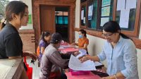 ORANG tua melakukan pendaftaran siswa baru di SDN 2 Penatih. Hasil seleksi PPDB jenjang SD negeri tahun pelajaran 2023/2024 di Kota Denpasar akan diumumkan, Senin (19/6/2023). Calon siswa yang dinyatakan lulus PPDB wajib melakukan pendaftaran ulang pada 20 sampai 23 Juni 2023. Foto: ist ORANG tua melakukan pendaftaran siswa baru di SDN 2 Penatih. Hasil seleksi PPDB jenjang SD negeri tahun pelajaran 2023/2024 di Kota Denpasar akan diumumkan, Senin (19/6/2023). Calon siswa yang dinyatakan lulus PPDB wajib melakukan pendaftaran ulang pada 20 sampai 23 Juni 2023. Foto: ist