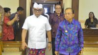 ADI Wiryatama (kiri) mendampingi Gubernur Koster masuk ke ruang rapat utama DPRD Bali, Rabu (28/6/2023). Foto: ist ADI Wiryatama (kiri) mendampingi Gubernur Koster masuk ke ruang rapat utama DPRD Bali, Rabu (28/6/2023). Foto: ist