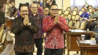 ADI Wiryatama (kanan) mendampingi Wakil Gubernur Tjokorda Oka Arta Ardhana Sukawati (kiri) sebelum mulai rapat paripurna, Senin (12/6/2023). Foto: ist ADI Wiryatama (kanan) mendampingi Wakil Gubernur Tjokorda Oka Arta Ardhana Sukawati (kiri) sebelum mulai rapat paripurna, Senin (12/6/2023). Foto: ist
