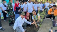 JAJARAN pegawai PLN UIP Nusra melakukan aksi penanaman pohon dan bersih sampah di Pantai Mapak dalam rangka Hari Lingkungan Hidup Sedunia, Sabtu (10/6/2023). Foto: ist JAJARAN pegawai PLN UIP Nusra melakukan aksi penanaman pohon dan bersih sampah di Pantai Mapak dalam rangka Hari Lingkungan Hidup Sedunia, Sabtu (10/6/2023). Foto: ist