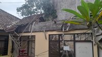 ATAP dan plafon ruang pertemuan Kantor Kelurahan Kawan, Kecamatan Bangli kini dalam kondisi jebol. Foto: ist ATAP dan plafon ruang pertemuan Kantor Kelurahan Kawan, Kecamatan Bangli kini dalam kondisi jebol. Foto: ist