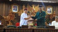 KETUA DPRD Klungkung, Anak Agung Gde Anom, bersalaman dengan Bupati Suwirta pada rapat paripurna pembahasan Raperda Pertanggungjawaban Pelaksanaan APBD 2022 di Ruang Rapat Sabha Nawa Natya, Selasa (20/6/2023). Foto: ist KETUA DPRD Klungkung, Anak Agung Gde Anom, bersalaman dengan Bupati Suwirta pada rapat paripurna pembahasan Raperda Pertanggungjawaban Pelaksanaan APBD 2022 di Ruang Rapat Sabha Nawa Natya, Selasa (20/6/2023). Foto: ist