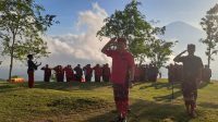 BUPATI Karangasem, I Gede Dana, memimpin apel bendera pembukaan kegiatan Bulan Bung Karno ke-V di atas bukit di ketinggian 12.00 mdpl di Objek Wisata Lahangan Sweet, Banjar Dinas Sega, Desa Bunutan, Kecamatan Abang, Karangasem. Foto: ist BUPATI Karangasem, I Gede Dana, memimpin apel bendera pembukaan kegiatan Bulan Bung Karno ke-V di atas bukit di ketinggian 12.00 mdpl di Objek Wisata Lahangan Sweet, Banjar Dinas Sega, Desa Bunutan, Kecamatan Abang, Karangasem. Foto: ist