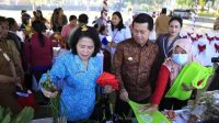BUPATI Suwirta meninjau stan penjualan pangan di Alun-alun Ida Dewa Agung Jambe, Klungkung, Senin (26/6/2023). Foto: ist BUPATI Suwirta meninjau stan penjualan pangan di Alun-alun Ida Dewa Agung Jambe, Klungkung, Senin (26/6/2023). Foto: ist