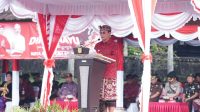BUPATI Karangasem, I Gede Dana, saat memimpin apel bendera perayaan HUT ke-388 Kota Amlapura pada Kamis (22/6/2023) di Lapangan Tanah Aron, Amlapura, Karangasem. Foto: ist BUPATI Karangasem, I Gede Dana, saat memimpin apel bendera perayaan HUT ke-388 Kota Amlapura pada Kamis (22/6/2023) di Lapangan Tanah Aron, Amlapura, Karangasem. Foto: ist