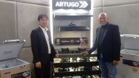 CEO ARTUGO bersama Branch Manager ARTUGO Cabang Bali memperkenalkan produk terbarunya berupa kompor tanam gas. Foto: ist CEO ARTUGO bersama Branch Manager ARTUGO Cabang Bali memperkenalkan produk terbarunya berupa kompor tanam gas. Foto: ist