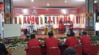 PESERTA regu B Cerdas Cermat Susastra Bali berbisik kepada rekannya sebelum menjawab soal yang diajukan para dewan juri yang duduk di depannya, Selasa (13/6/2023). Foto: hen PESERTA regu B Cerdas Cermat Susastra Bali berbisik kepada rekannya sebelum menjawab soal yang diajukan para dewan juri yang duduk di depannya, Selasa (13/6/2023). Foto: hen