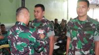 DANDIM 1619/Tabanan Letkol Inf. Reza Taufiq Hasan menyematkan tanda peserta kegiatan Pendayagunaan Koramil Model TA 2023, di Makoramil 1619-04/Kediri, Selasa (6/6/2023) Foto: ist DANDIM 1619/Tabanan Letkol Inf. Reza Taufiq Hasan menyematkan tanda peserta kegiatan Pendayagunaan Koramil Model TA 2023, di Makoramil 1619-04/Kediri, Selasa (6/6/2023) Foto: ist