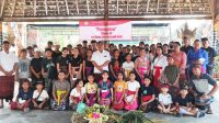 BANDESA Adat Penatih Puri, I Gusti Ngurah Gede Marhaendra Jaya (tengah), foto bersama peserta pasraman dan sekaa santhi yowana Desa Adat Penatih Puri. Foto: tra BANDESA Adat Penatih Puri, I Gusti Ngurah Gede Marhaendra Jaya (tengah), foto bersama peserta pasraman dan sekaa santhi yowana Desa Adat Penatih Puri. Foto: tra