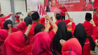 KETUA DPD PDIP NTB, Rachmat Hidayat, menyampaikan sambutan kepada ribuan kader PDIP NTB dan capres Ganjar Pranowo di DPD PDIP NTB, Minggu (18/6/2023). Foto: ist KETUA DPD PDIP NTB, Rachmat Hidayat, menyampaikan sambutan kepada ribuan kader PDIP NTB dan capres Ganjar Pranowo di DPD PDIP NTB, Minggu (18/6/2023). Foto: ist
