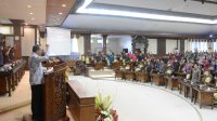 GUBERNUR Koster memekikkan salam “Merdeka” saat menyampaikan jawaban Pandangan Umum Fraksi DPRD Bali, Senin (19/6/2023). Foto: ist GUBERNUR Koster memekikkan salam “Merdeka” saat menyampaikan jawaban Pandangan Umum Fraksi DPRD Bali, Senin (19/6/2023). Foto: ist