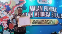 I Wayan Sudiana,S.Pd., guru bahasa daerah SDN 1 Padangsambian yang berhasil meraih penghargaan kategori Sosok Inspiratif, dengan kriteria Guru dengan Pembelajaran Bahasa Daerah Terbaik dari Kemdikbudristek. Foto:ist I Wayan Sudiana,S.Pd., guru bahasa daerah SDN 1 Padangsambian yang berhasil meraih penghargaan kategori Sosok Inspiratif, dengan kriteria Guru dengan Pembelajaran Bahasa Daerah Terbaik dari Kemdikbudristek. Foto:ist