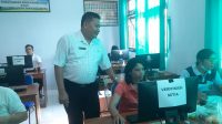 KEPALA SMPN 10 Denpasar, I Wayan Sumiara, memantau tim operator saat memverifikasi berkas pendaftaran calon peserta didik jalur zonasi umum, Selasa (27/6/2023). Foto: ist KEPALA SMPN 10 Denpasar, I Wayan Sumiara, memantau tim operator saat memverifikasi berkas pendaftaran calon peserta didik jalur zonasi umum, Selasa (27/6/2023). Foto: ist