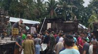 JAJARAN Polsek Ubud dan Koramil Payangan membantu warga bergotong royong membersihkan puing kebakaran, Minggu (4/6/2023). Foto: adi JAJARAN Polsek Ubud dan Koramil Payangan membantu warga bergotong royong membersihkan puing kebakaran, Minggu (4/6/2023). Foto: adi