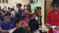 SUASANA pengumuman kelulusan siswa-siswi kelas VI SDN 29 Dangin Puri tahun pelajaran 2022/2023, Kamis (8/6/2023). Di sekolah ini, seluruh siswa dinyatakan lulus 100 persen. Foto: ist SUASANA pengumuman kelulusan siswa-siswi kelas VI SDN 29 Dangin Puri tahun pelajaran 2022/2023, Kamis (8/6/2023). Di sekolah ini, seluruh siswa dinyatakan lulus 100 persen. Foto: ist