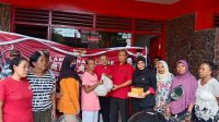 KETUA DPC PDIP Kota Mataram, Made Slamet; didampingi Ketua Fraksi PDIP DPRD Kota Mataram, Nyayu Ernawati; dan Wakil Ketua DPD PDIP NTB, Hakam Ali Niazi, membagikan paket sembako kepada warga di sekitar DPC PDIP Mataran, Sabtu (3/6/2023). Foto: ist KETUA DPC PDIP Kota Mataram, Made Slamet; didampingi Ketua Fraksi PDIP DPRD Kota Mataram, Nyayu Ernawati; dan Wakil Ketua DPD PDIP NTB, Hakam Ali Niazi, membagikan paket sembako kepada warga di sekitar DPC PDIP Mataran, Sabtu (3/6/2023). Foto: ist