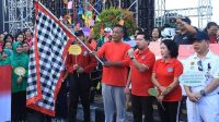 KETUA DPRD Klungkung, Anak Agung Gde Anom, bersama Bupati Suwirta melepas peserta jalan sehat di depan Puri Agung Klungkung, Sabtu (3/6/2023). Foto: ist KETUA DPRD Klungkung, Anak Agung Gde Anom, bersama Bupati Suwirta melepas peserta jalan sehat di depan Puri Agung Klungkung, Sabtu (3/6/2023). Foto: ist