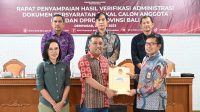 KETUA KPU Bali, I Dewa Agung Gede Lidartawan; menyerahkan hasil verifikasi administrasi bakal calon DPRD Bali dan calon DPD RI kepada anggota Bawaslu Bali, Ketut Rudia (kanan). Foto: hen KETUA KPU Bali, I Dewa Agung Gede Lidartawan; menyerahkan hasil verifikasi administrasi bakal calon DPRD Bali dan calon DPD RI kepada anggota Bawaslu Bali, Ketut Rudia (kanan). Foto: hen