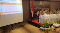 KOMISIONER KPU Badung membacakan DPT tingkat Kabupaten Badung untuk Pemilu 2024 dalam rapat pleno di Kuta, Rabu (21/6/2023). Foto: hen KOMISIONER KPU Badung membacakan DPT tingkat Kabupaten Badung untuk Pemilu 2024 dalam rapat pleno di Kuta, Rabu (21/6/2023). Foto: hen