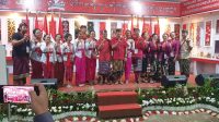 KOSTER didampingi Ketua DPC PDIP Karangasem, I Gede Dana, foto bersama para juara Cerdas Cermat Susastra Bali tingkat SMA di aula DPD PDIP Bali, Jumat (16/6/2023). Foto: ist KOSTER didampingi Ketua DPC PDIP Karangasem, I Gede Dana, foto bersama para juara Cerdas Cermat Susastra Bali tingkat SMA di aula DPD PDIP Bali, Jumat (16/6/2023). Foto: ist