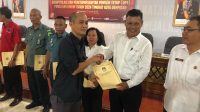KETUA KPU Denpasar, Wayan Arsa Jaya, memberi DPT kepada perwakilan Polresta Denpasar usai rapat pleno DPT tingkat Kota Denpasar. Foto: hen KETUA KPU Denpasar, Wayan Arsa Jaya, memberi DPT kepada perwakilan Polresta Denpasar usai rapat pleno DPT tingkat Kota Denpasar. Foto: hen
