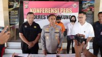 KAPOLRES Klungkung, AKBP I Nengah Sadiarta, memberi keterangan kepada awak media di lobi Aula Jalaga Dharma Pandhapa, Polres Klungkung, Rabu (14/6/2023). Foto: ist KAPOLRES Klungkung, AKBP I Nengah Sadiarta, memberi keterangan kepada awak media di lobi Aula Jalaga Dharma Pandhapa, Polres Klungkung, Rabu (14/6/2023). Foto: ist