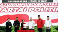 KETUA Umum PDIP, Megawati Soekarnoputri; dan Ketua Umum Partai Perindo, Hary Tanoesoedibjo, menunjukkan kesepakatan kerja sama kedua partai mendukung Ganjar Pranowo pada Pilpres 2024, Jumat (9/6/2023). Foto: ist KETUA Umum PDIP, Megawati Soekarnoputri; dan Ketua Umum Partai Perindo, Hary Tanoesoedibjo, menunjukkan kesepakatan kerja sama kedua partai mendukung Ganjar Pranowo pada Pilpres 2024, Jumat (9/6/2023). Foto: ist
