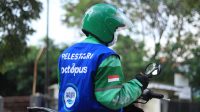 SALAH satu Mitra Pengiriman GrabExpress yang sedang bertugas, hasil kerja sama Grab bersama Danone-Aqua dan Octopus dalam pengumpulan sampah/limbah rumahan melalui layanan GrabExpress Recycle. SALAH satu Mitra Pengiriman GrabExpress yang sedang bertugas, hasil kerja sama Grab bersama Danone-Aqua dan Octopus dalam pengumpulan sampah/limbah rumahan melalui layanan GrabExpress Recycle.