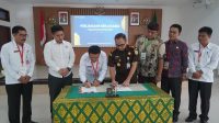 PENANDATANGANAN nota kesepakatan kerja sama DPRD Karangasem dengan Kejari Karangasem untuk pendampingan hukum dalam mencegah terjadinya pelanggaran aturan atau kebijakan, yang berpotensi jerat hukum pidana maupun perdata ke Pengadilan Tata Usaha Negara (PTUN), Rabu (21/6/2023). Foto: ist PENANDATANGANAN nota kesepakatan kerja sama DPRD Karangasem dengan Kejari Karangasem untuk pendampingan hukum dalam mencegah terjadinya pelanggaran aturan atau kebijakan, yang berpotensi jerat hukum pidana maupun perdata ke Pengadilan Tata Usaha Negara (PTUN), Rabu (21/6/2023). Foto: ist
