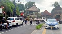 PETUGAS gabungan menertibkan parkir liar di wilayah Ubud. Foto: ist PETUGAS gabungan menertibkan parkir liar di wilayah Ubud. Foto: ist
