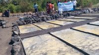 PETANI garam Desa Baturinggit, Kecamatan Kubu, Kabupaten Karangasem mulai kembali memproduksi garam jelang memasuki musim panas. Foto: ist PETANI garam Desa Baturinggit, Kecamatan Kubu, Kabupaten Karangasem mulai kembali memproduksi garam jelang memasuki musim panas. Foto: ist