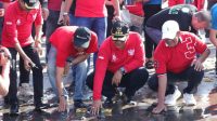 MEMPERINGATI Bulan Bung Karno, Bupati Tabanan, I Komang Gede Sanjaya, melaksanakan berbagai kegiatan sosial, di antaranya pelepasan tukik di Pantai Yeh Gangga, Selasa (6/6/2023) Foto: ist. MEMPERINGATI Bulan Bung Karno, Bupati Tabanan, I Komang Gede Sanjaya, melaksanakan berbagai kegiatan sosial, di antaranya pelepasan tukik di Pantai Yeh Gangga, Selasa (6/6/2023) Foto: ist.