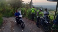 POLISI melakukan olah TKP di tempat kecelakaan yang menyebabkan dua relawan sosial meninggal dunia. Medannya agak curam dan menikung. Foto: ist POLISI melakukan olah TKP di tempat kecelakaan yang menyebabkan dua relawan sosial meninggal dunia. Medannya agak curam dan menikung. Foto: ist
